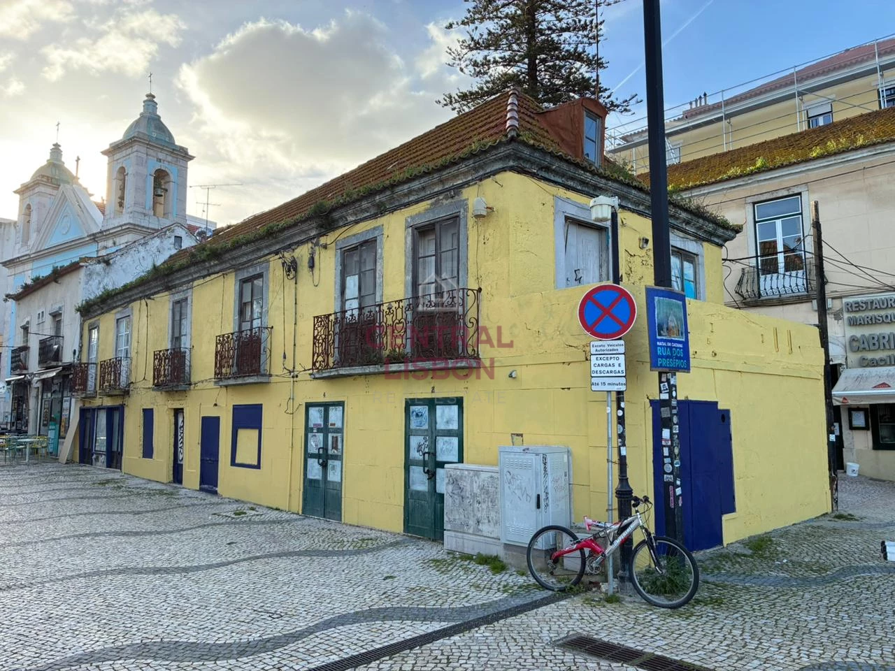 Corner building for rehabilitation in Cacilhas, Almada with Tagus river views