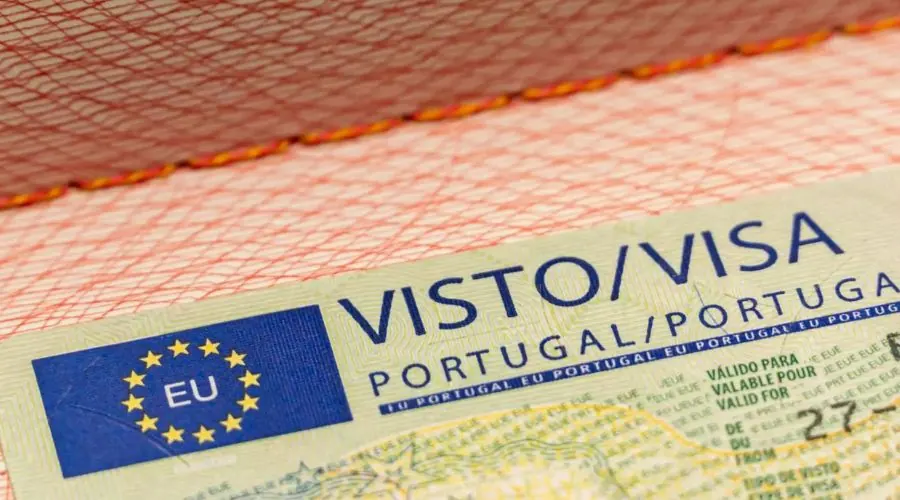 Etiqueta de visa portuguesa en un pasaporte